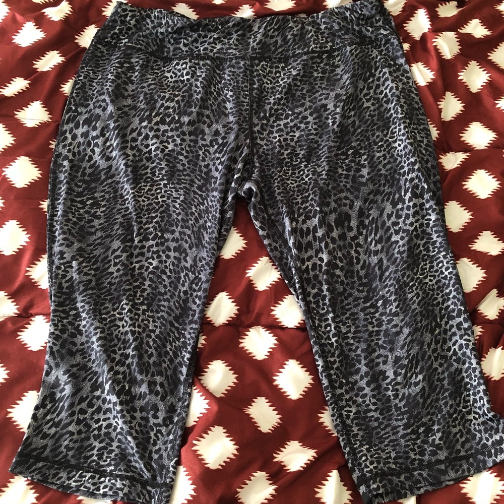 Danskin Now Gray Leopard Workout Capris XXL (20)